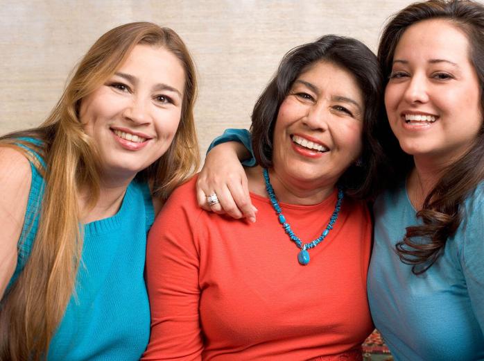 tres mujeres sonriendo