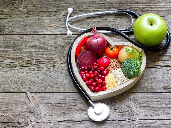 Alimentos saludables en una caja en forma de corazón