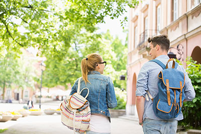 Una chica y un chico caminando en un campus universitario