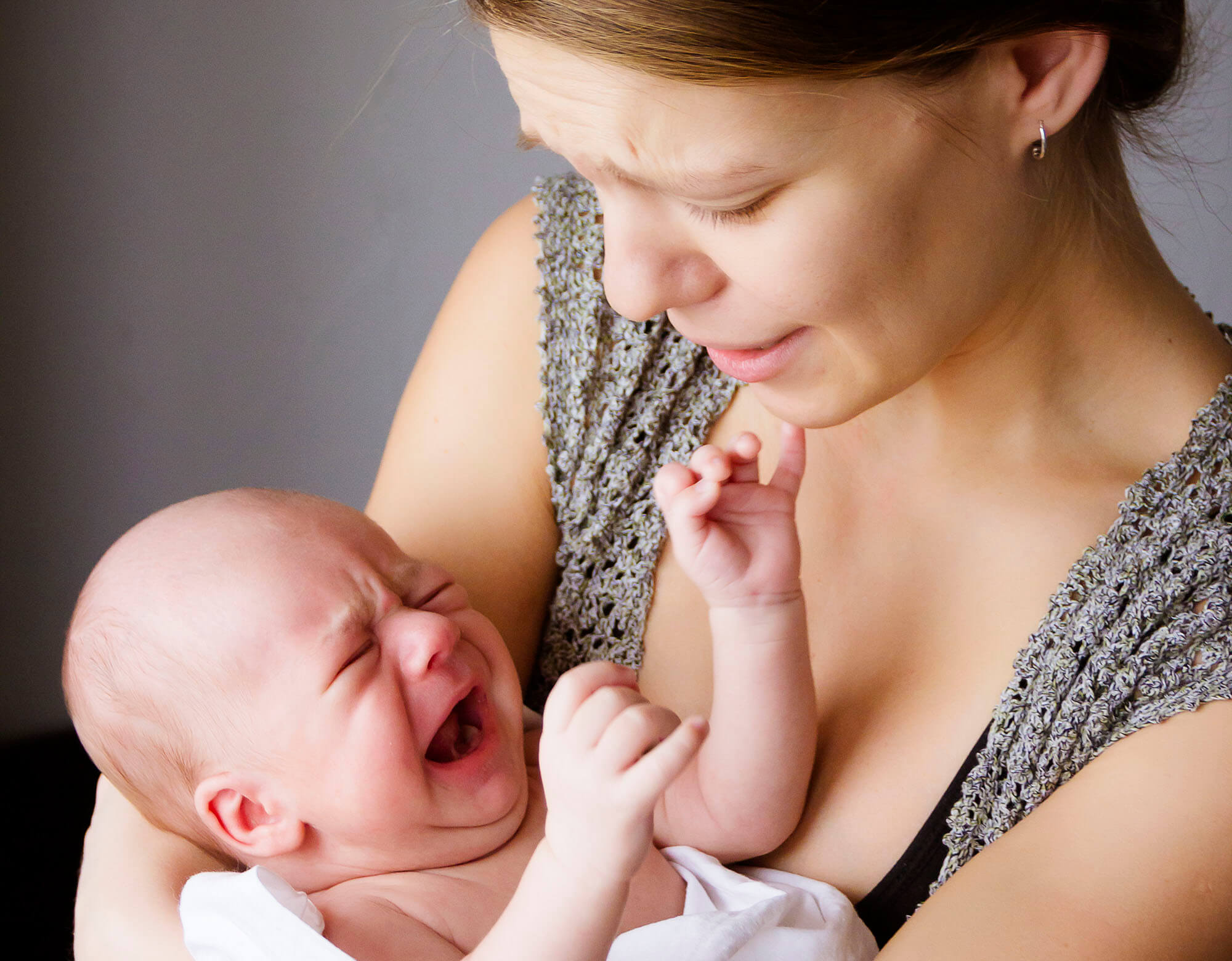 Breastfeeding instagram. Ребенок плачет. Грудное вскармливание новорожденных. Кормящая мама. Мать с грудным ребенком.
