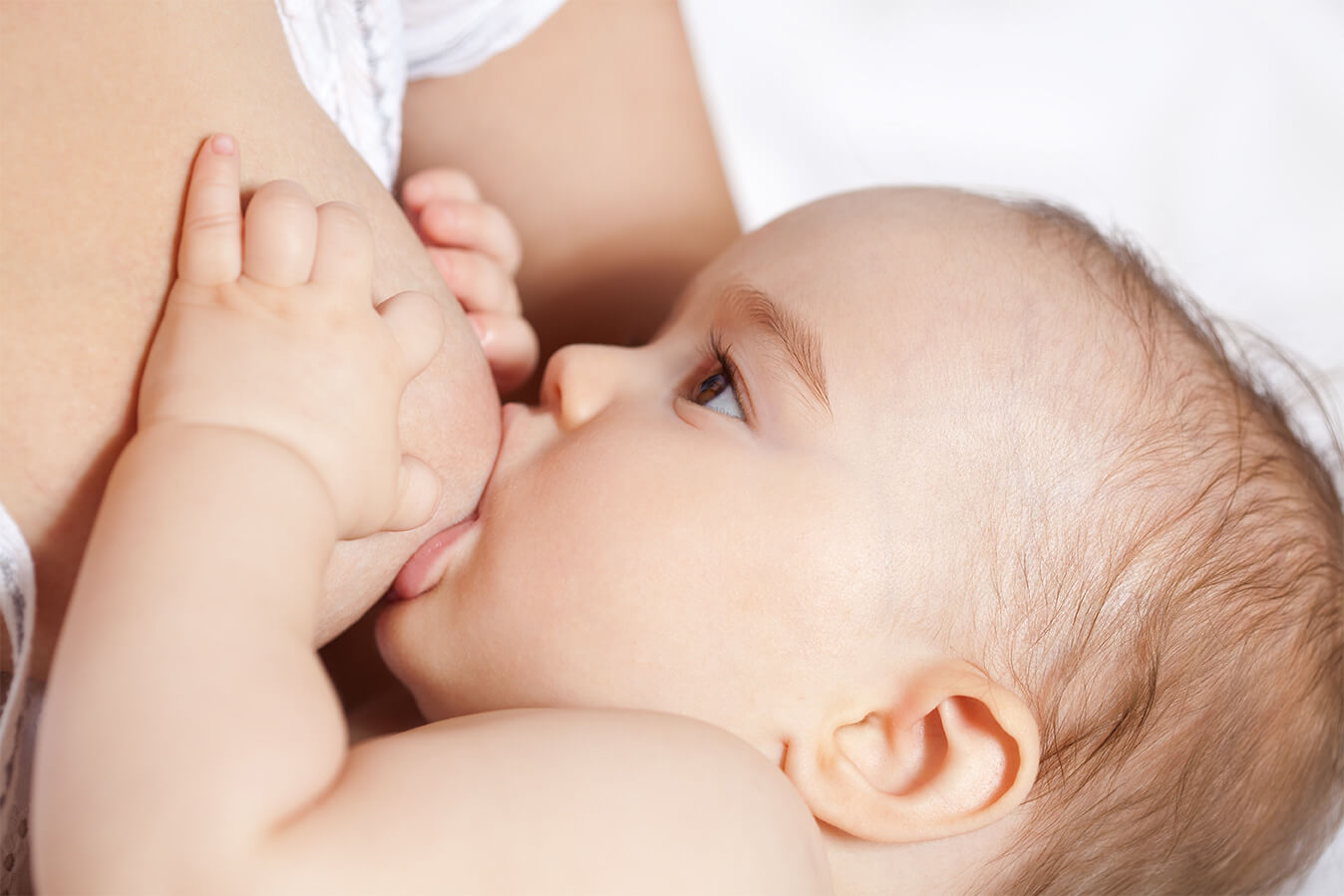 10 Tips for Breastfeeding with Large Breasts