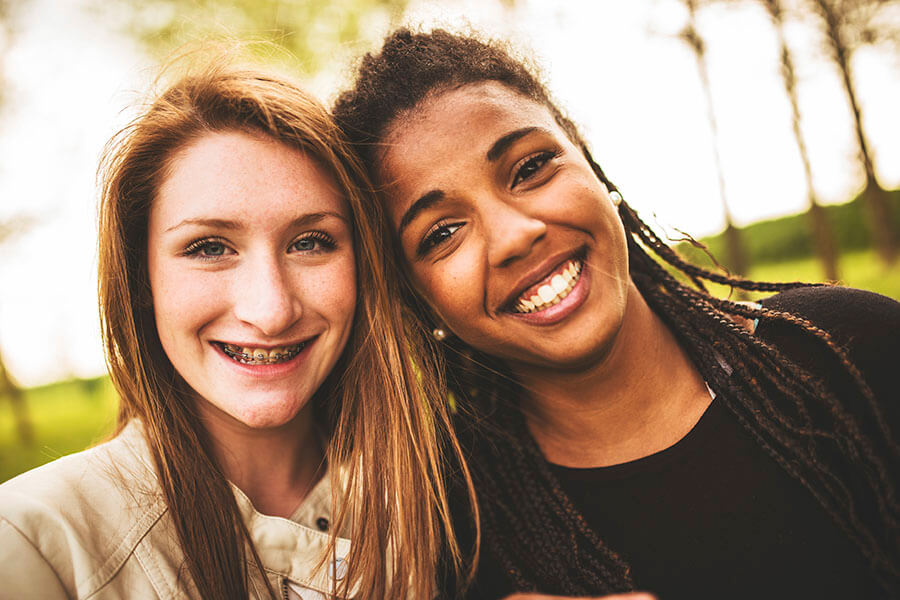 Imagen de dos chicas sonriendo.