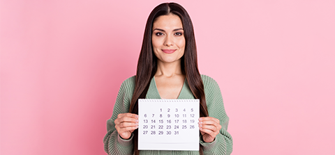 Mujer sosteniendo un calendario